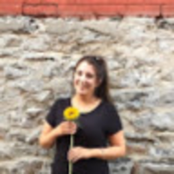 Meet your Posher, Lara - Picture 1 of 1